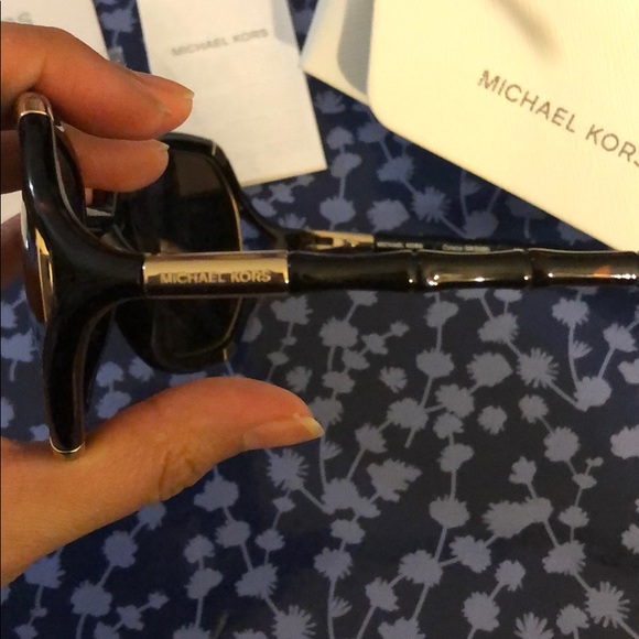 Like new dark brown sunglasses with gold details - Picture 5 of 7